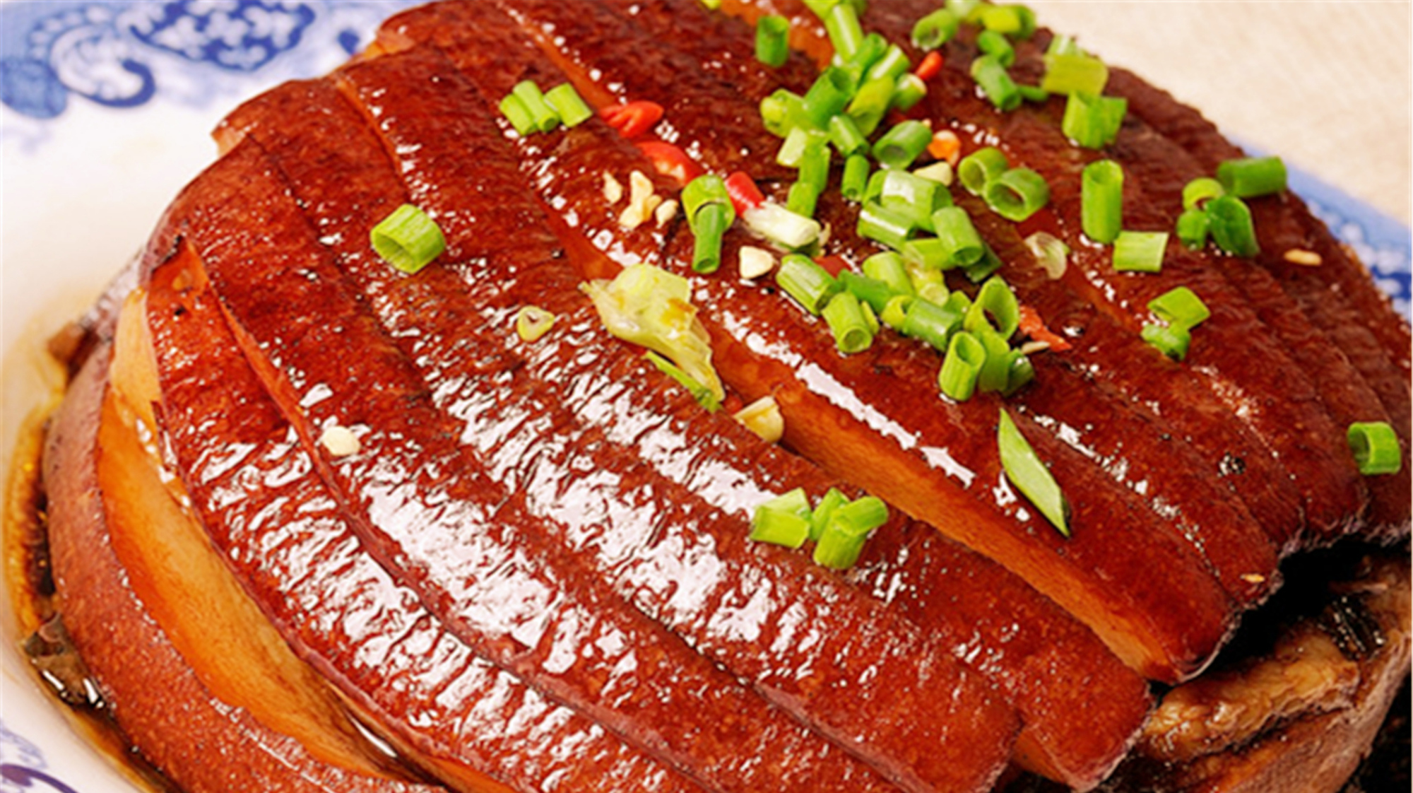 梅菜扣肉怎么做才能肥而不腻,软烂醇香,看老阿姨教你详细教程