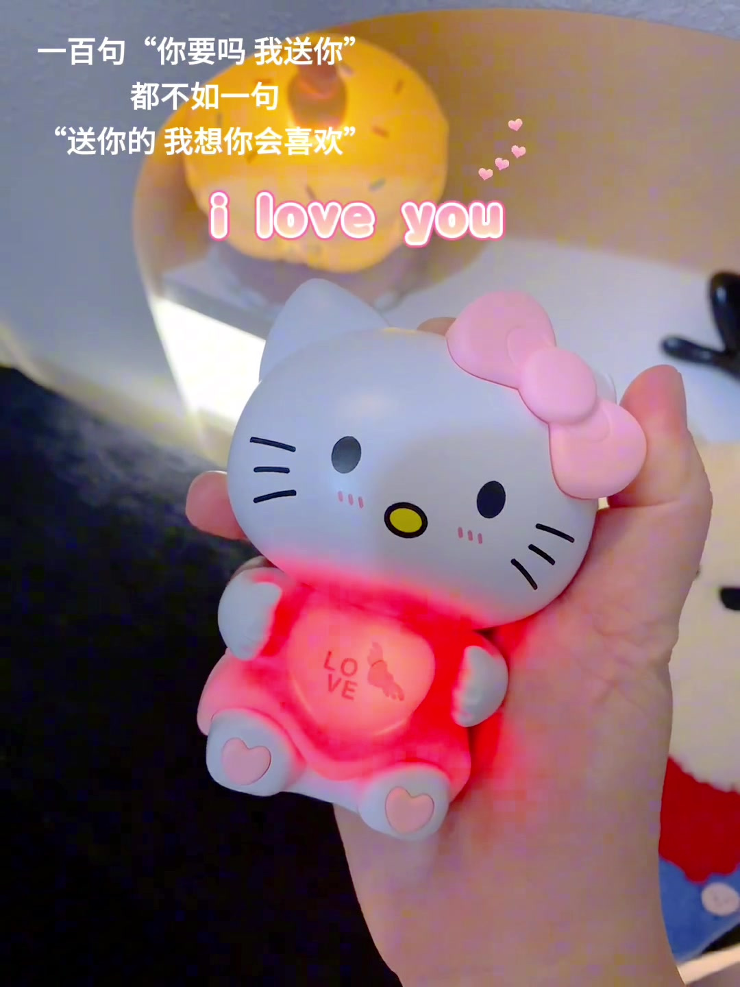 快看啊,这只Kitty猫也太可爱了吧!会比心还会说love you