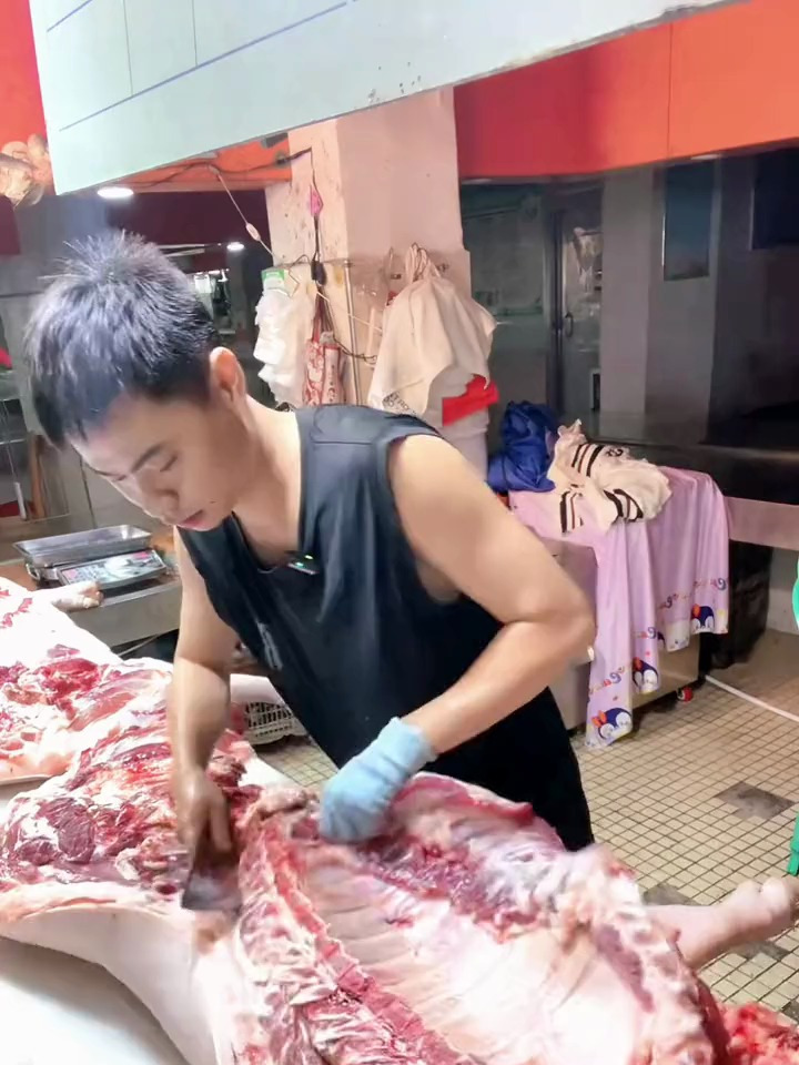 阿浩教你选猪肉:日常挑选排骨选前排5根骨头宽扁……