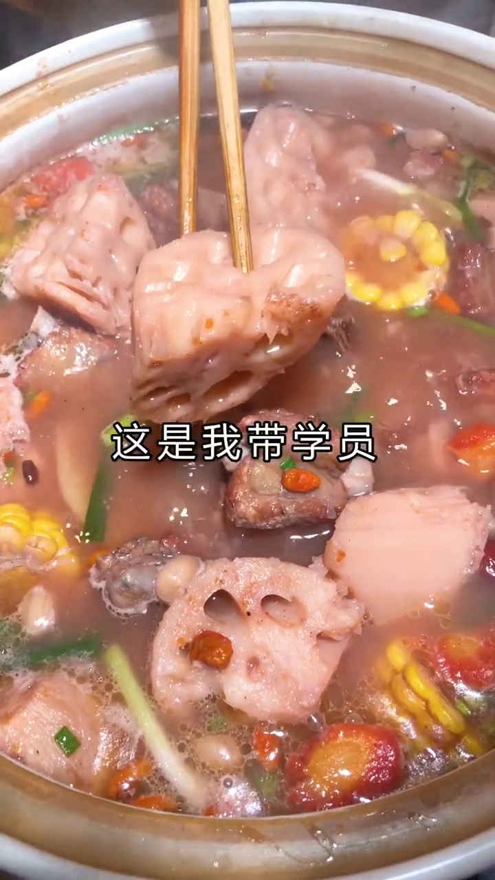 藕王养生汤配方:红豆20克、花生30克、玉米200克、芸豆8