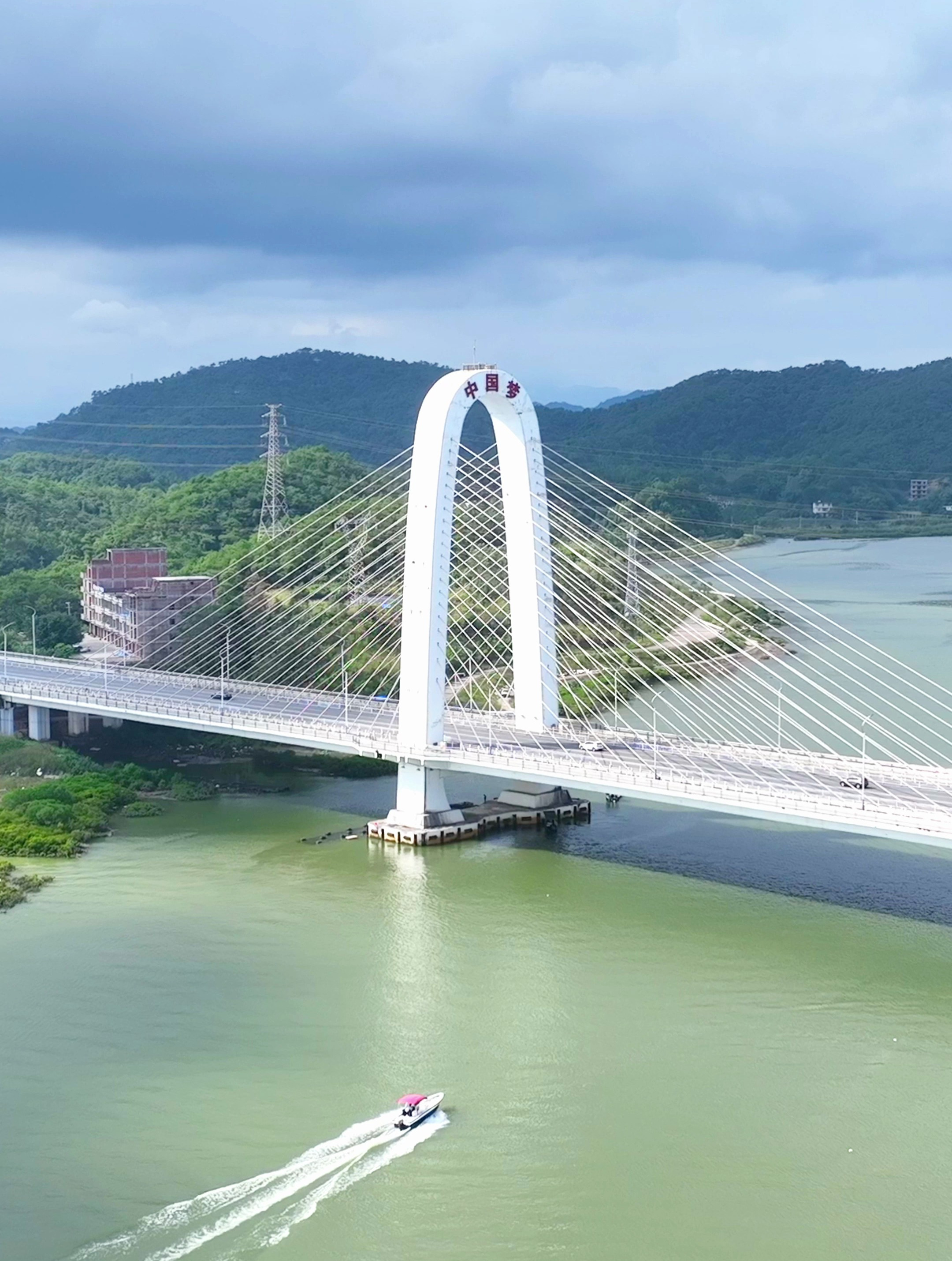 航拍防城港针鱼岭大桥