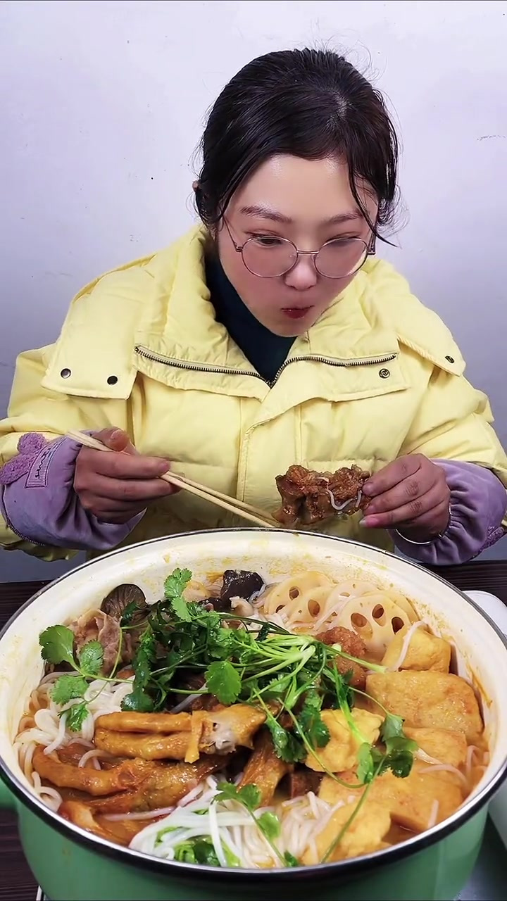 不用出门在家就能吃到柳州猪蹄鸭掌螺蛳火锅