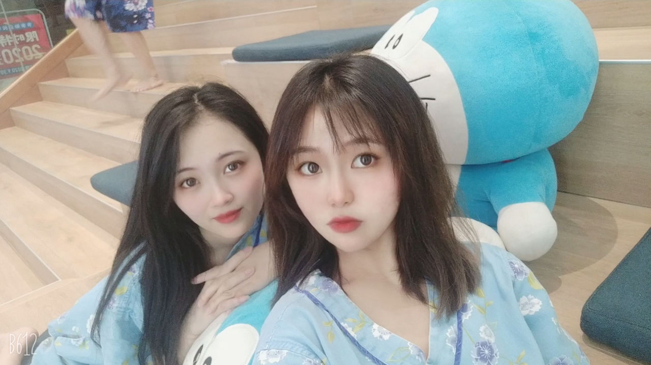 蛋挞再次去澡堂泡汤泉,搓完澡再洗个奶浴,和闺蜜同框皮肤超显白