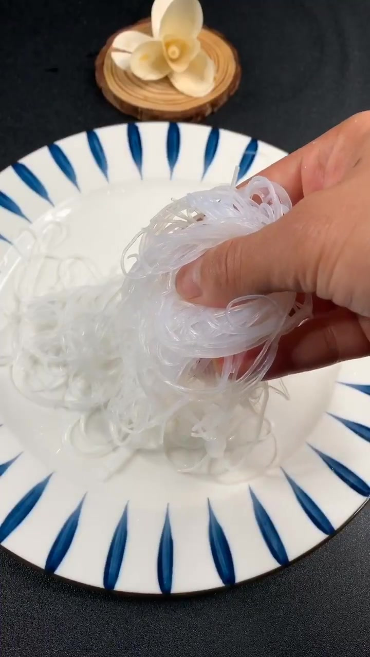 家常小菜谱:蒜蓉粉丝蒸丝瓜