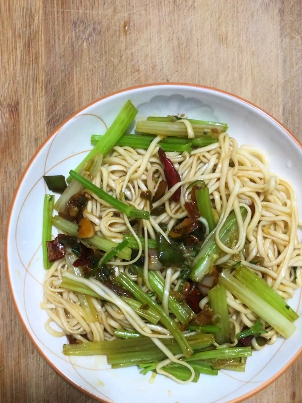 凉面条的家常做法简单又好吃,分享一道芹菜凉面条