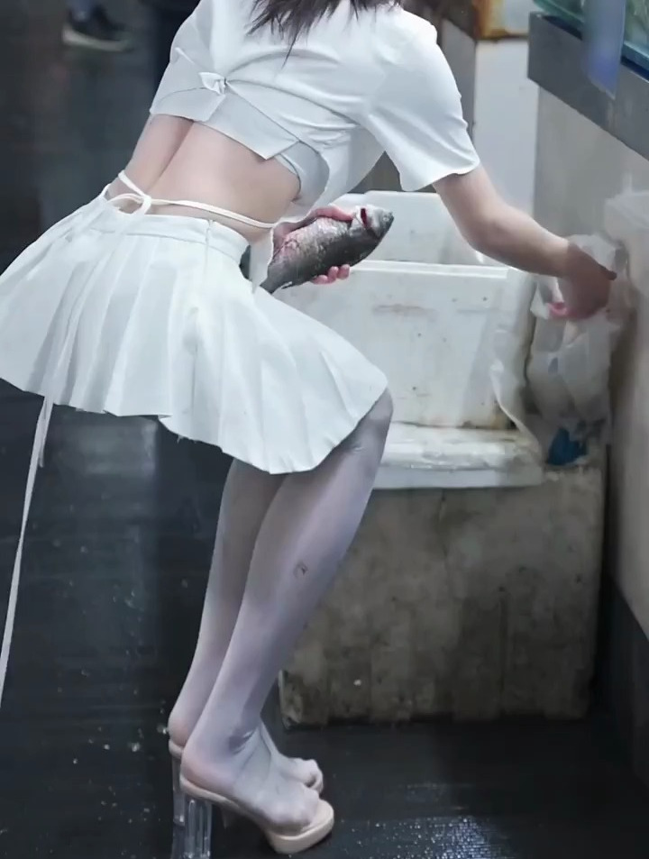 会杀鱼的小姐姐真的好飒