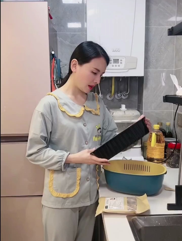 今天给孩子煲鸡汤喝 再用手抓饼做香菇鸡肉饼,超好吃,美味!