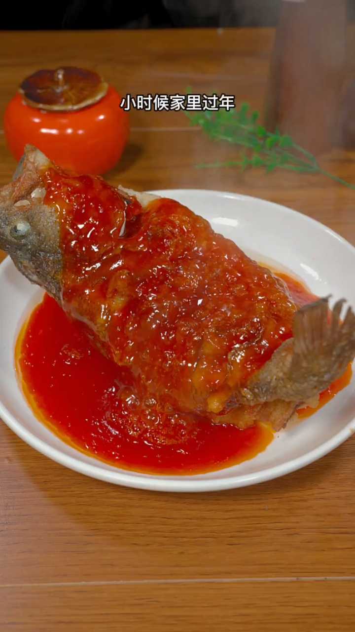 过年妈妈总是会给小孩子做一道最喜欢的糖醋鱼,寓意“年年有余”