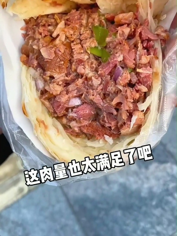 西安街头肘子肉夹馍,这么大一个的肘子肉夹馍 这也太香了吧