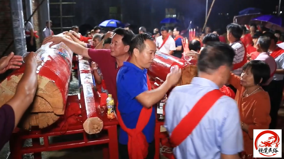 广东陆丰市农村上梁仪式,大家要把白酒倒在梁木上,你们有见过吗