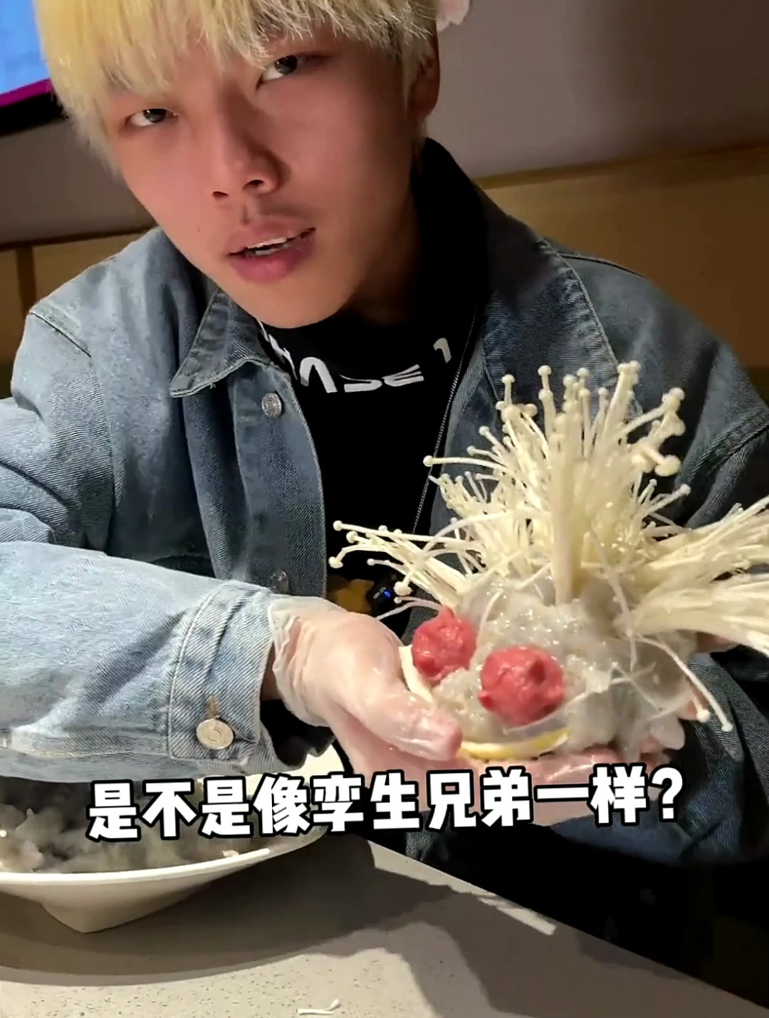 今天手工DIY一个跟我长得很像的虾滑球,我给他起名叫小帅同学