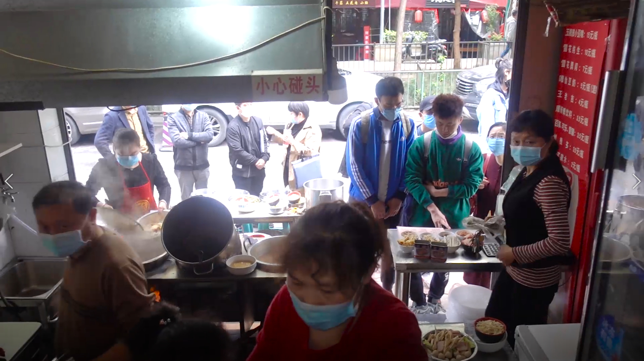 成都这家冒菜连名字都没有,都是一人吃一盆,火到每天只卖3小时