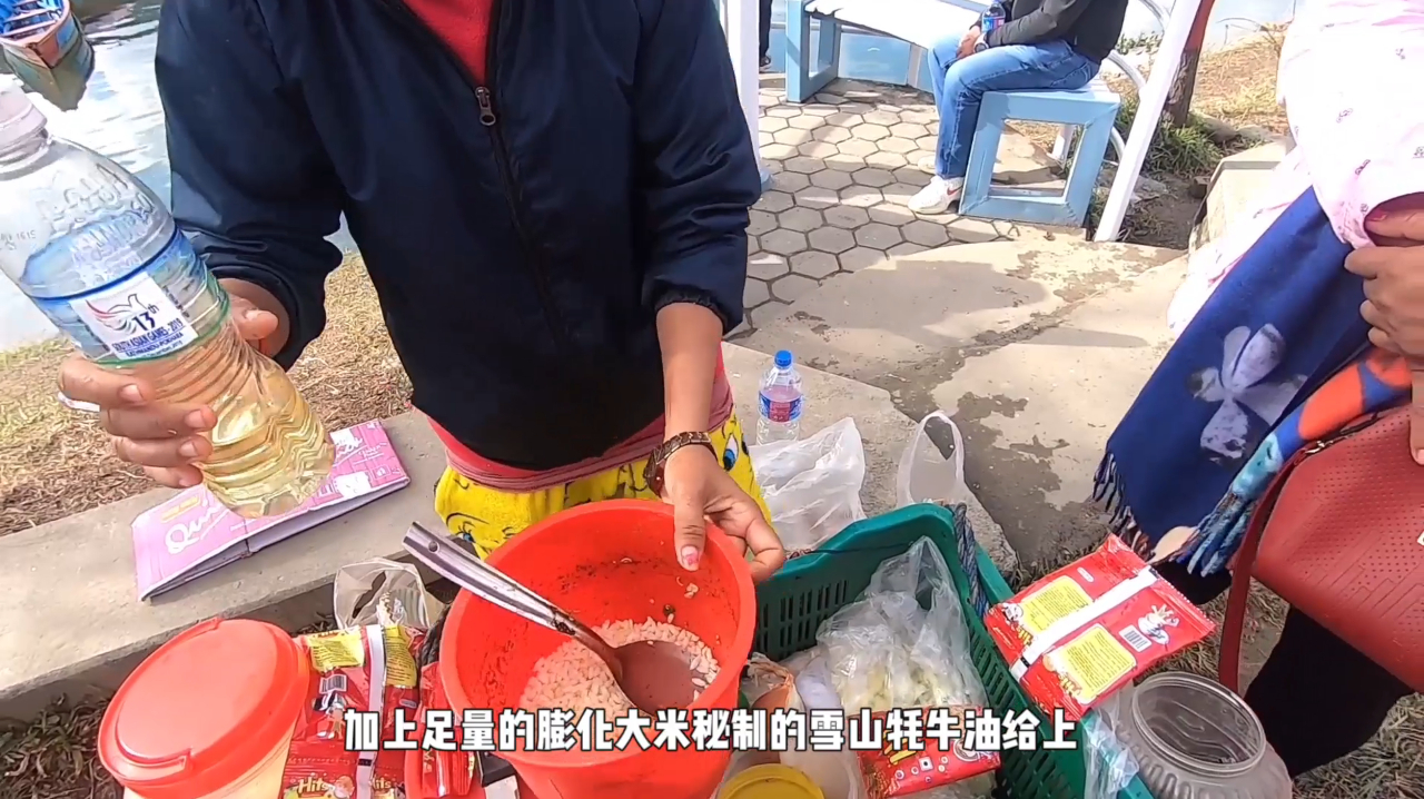 品尝尼泊尔特色小吃凉拌方便面,每一个摊贩都有自己特制的秘料
