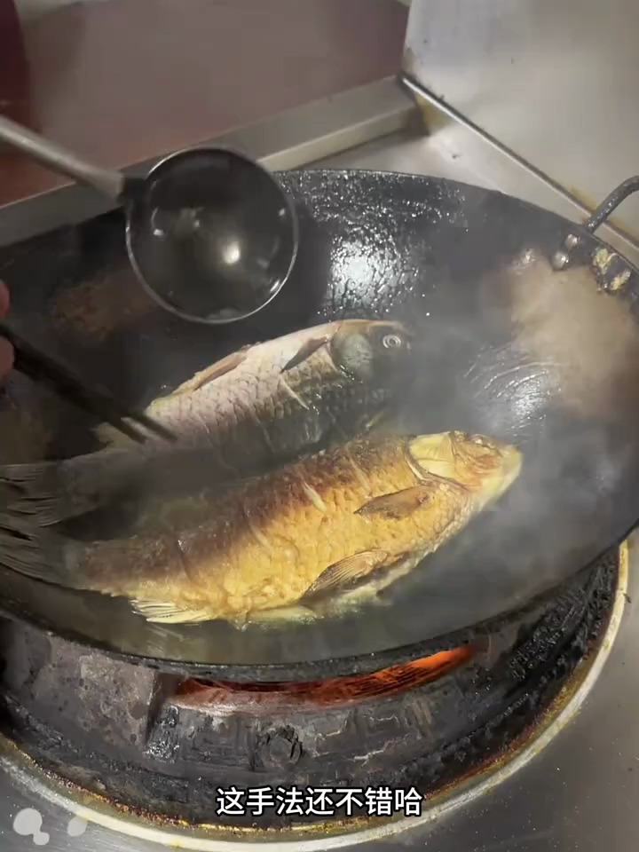 老郭头做法的铁锅炖鱼,你瞅瞅咋样