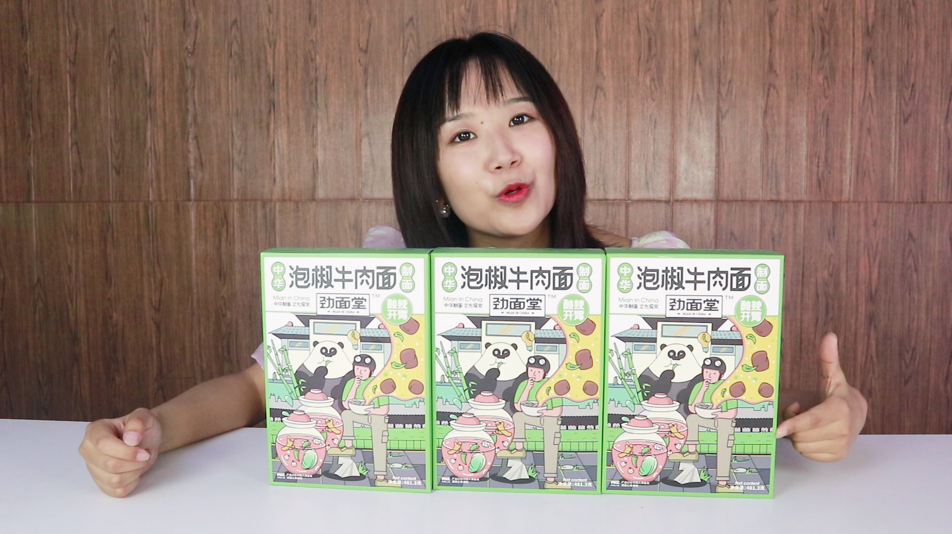 小影试吃酸辣口味的“泡椒牛肉面”这大块牛肉吃着也太爽了吧!