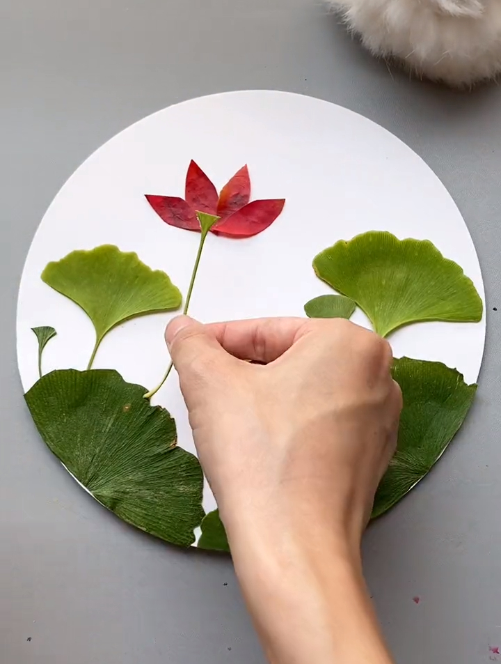 树叶拼贴画,做一幅荷塘月色图画,带小朋友捡树叶玩起来吧