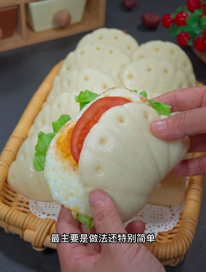 荷叶饼肉夹馍的制作方法非常简单,柔软蓬松,夹肉夹菜都好吃