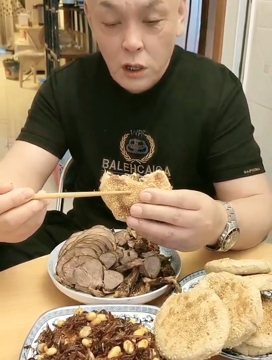 老北京人做的烧饼夹驴肉,吃上一口,那叫一个地道!