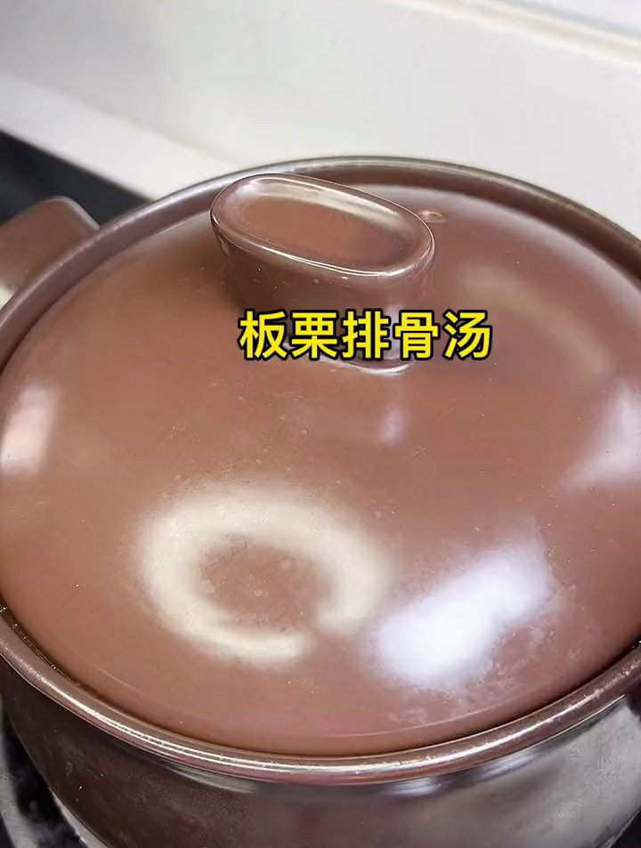 板栗排骨汤,汤汁鲜甜又美味,快给家人安排起来吧