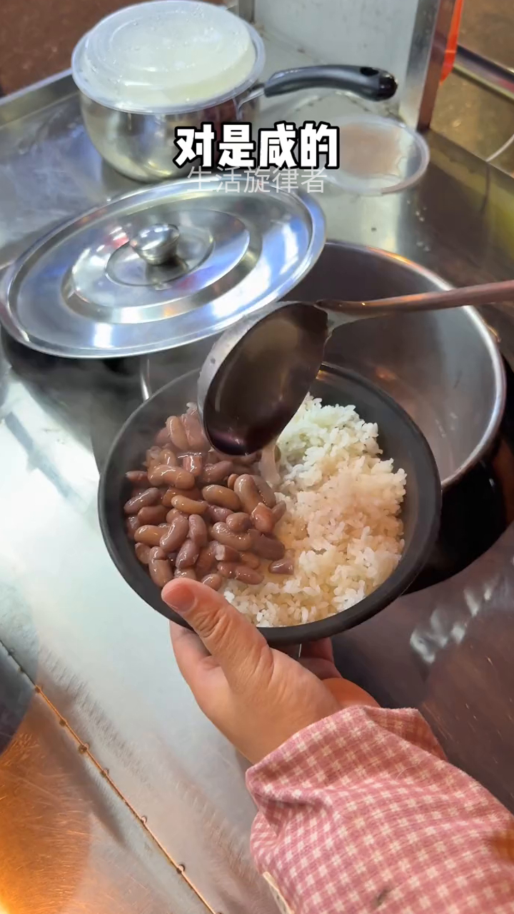 昆明街头偶遇酸菜红豆肉沫饭!好神奇的组合,意外的好吃!