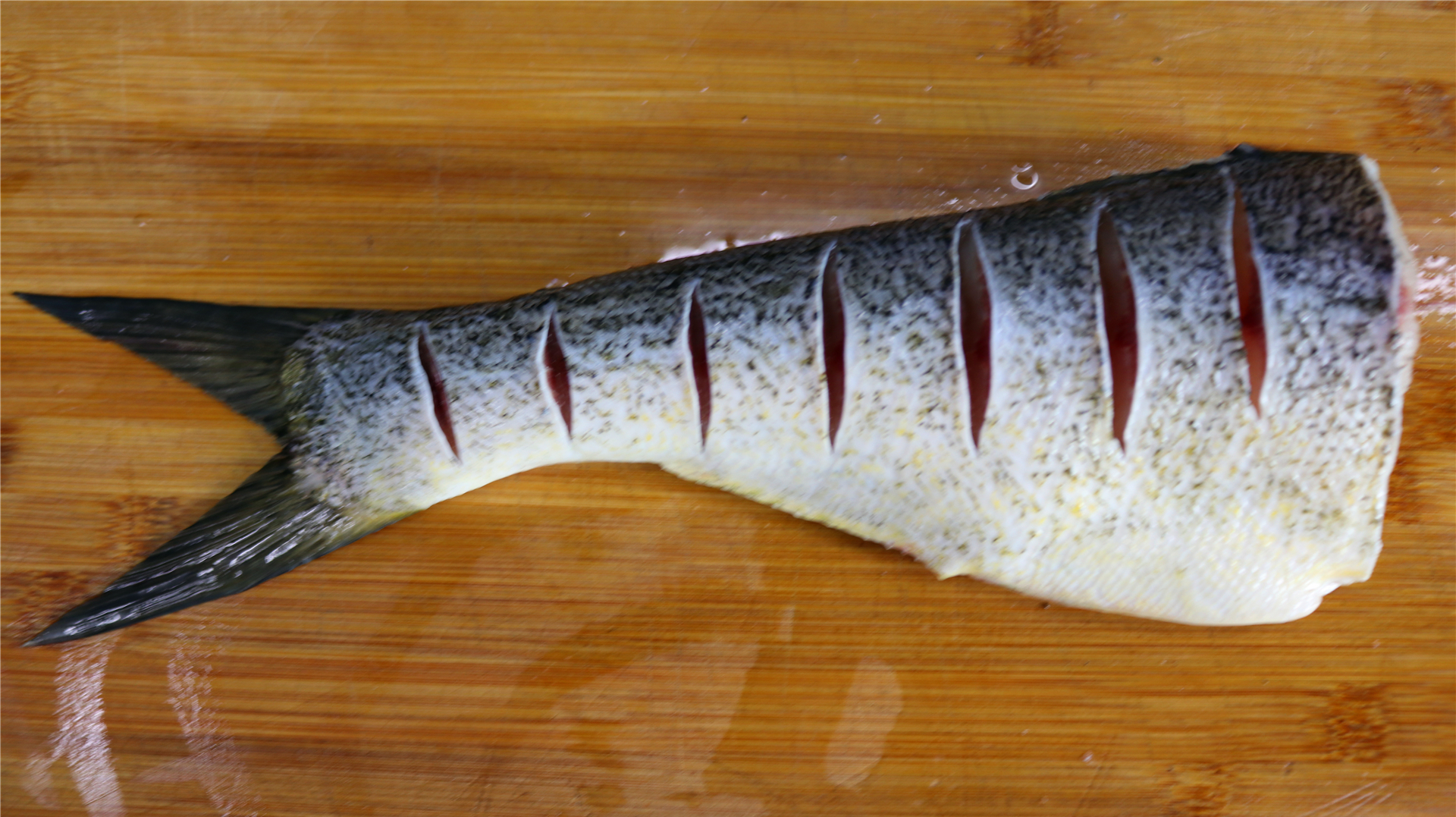 很多人不喜欢吃鱼尾,我看还是做法没弄对,这样做鲜嫩爽滑特好吃