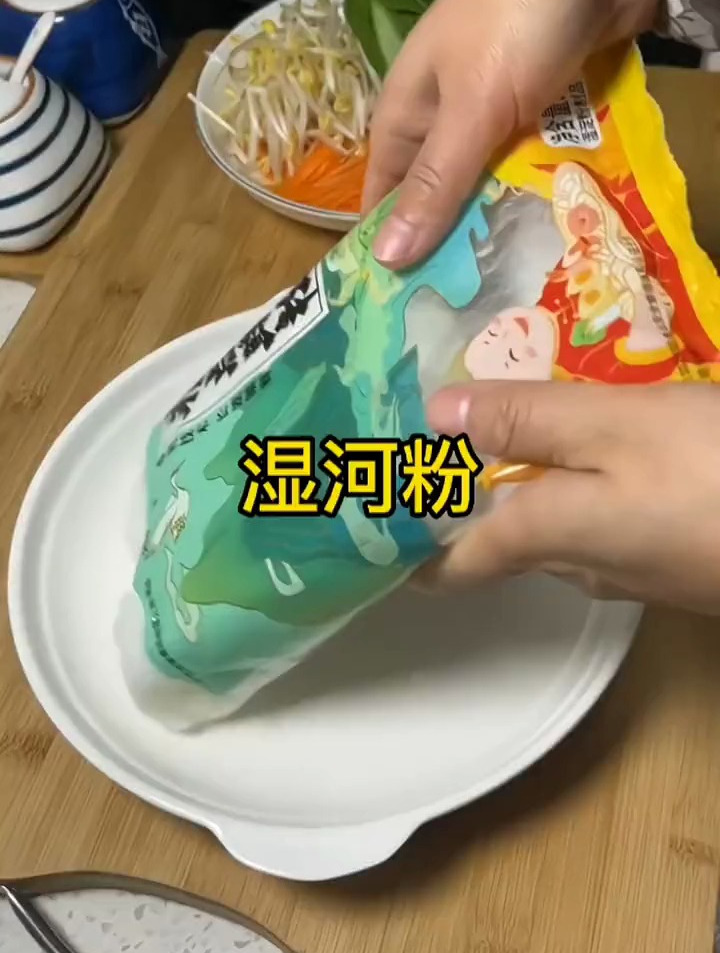 熬夜追剧看狂飙,宵夜就做一锅鸡蛋炒河粉,简单快速又美味