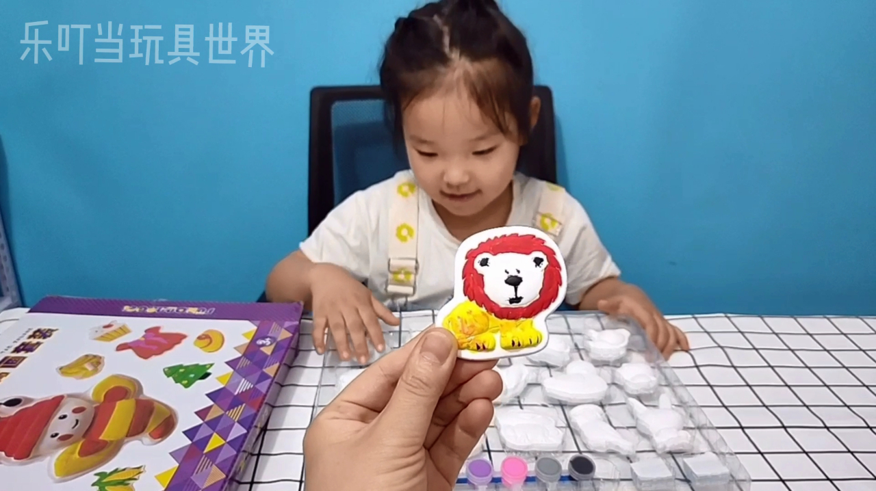 乐乐小朋友涂石膏画,这个企鹅怎么样