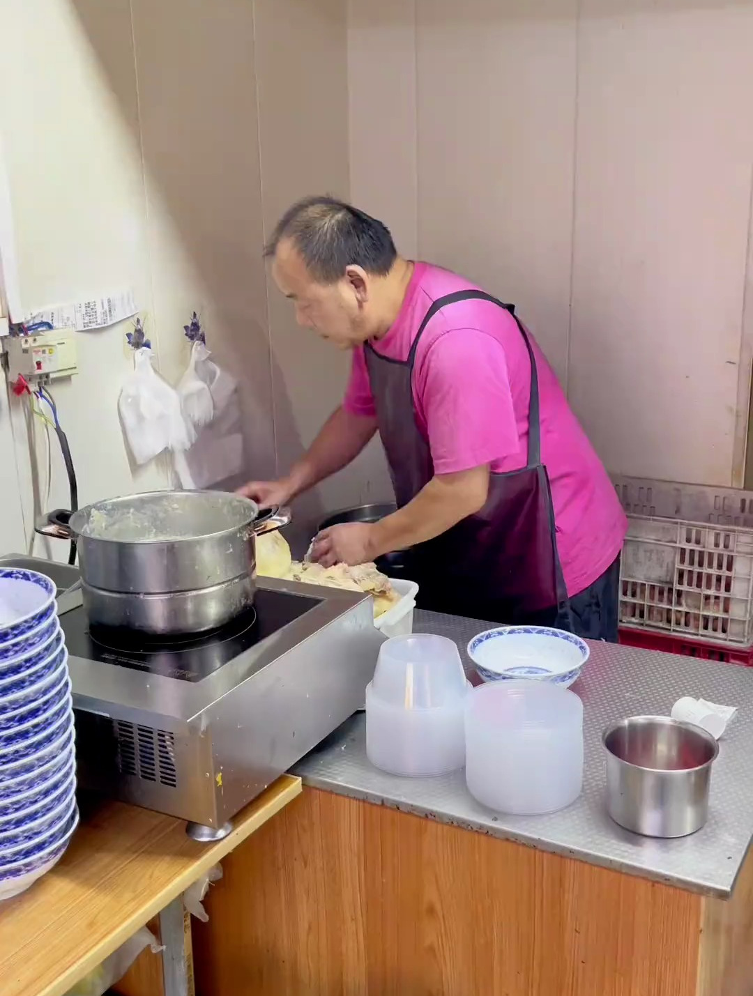 徐州美食鸡汤油饼,鸡汤鲜美,油饼酥脆