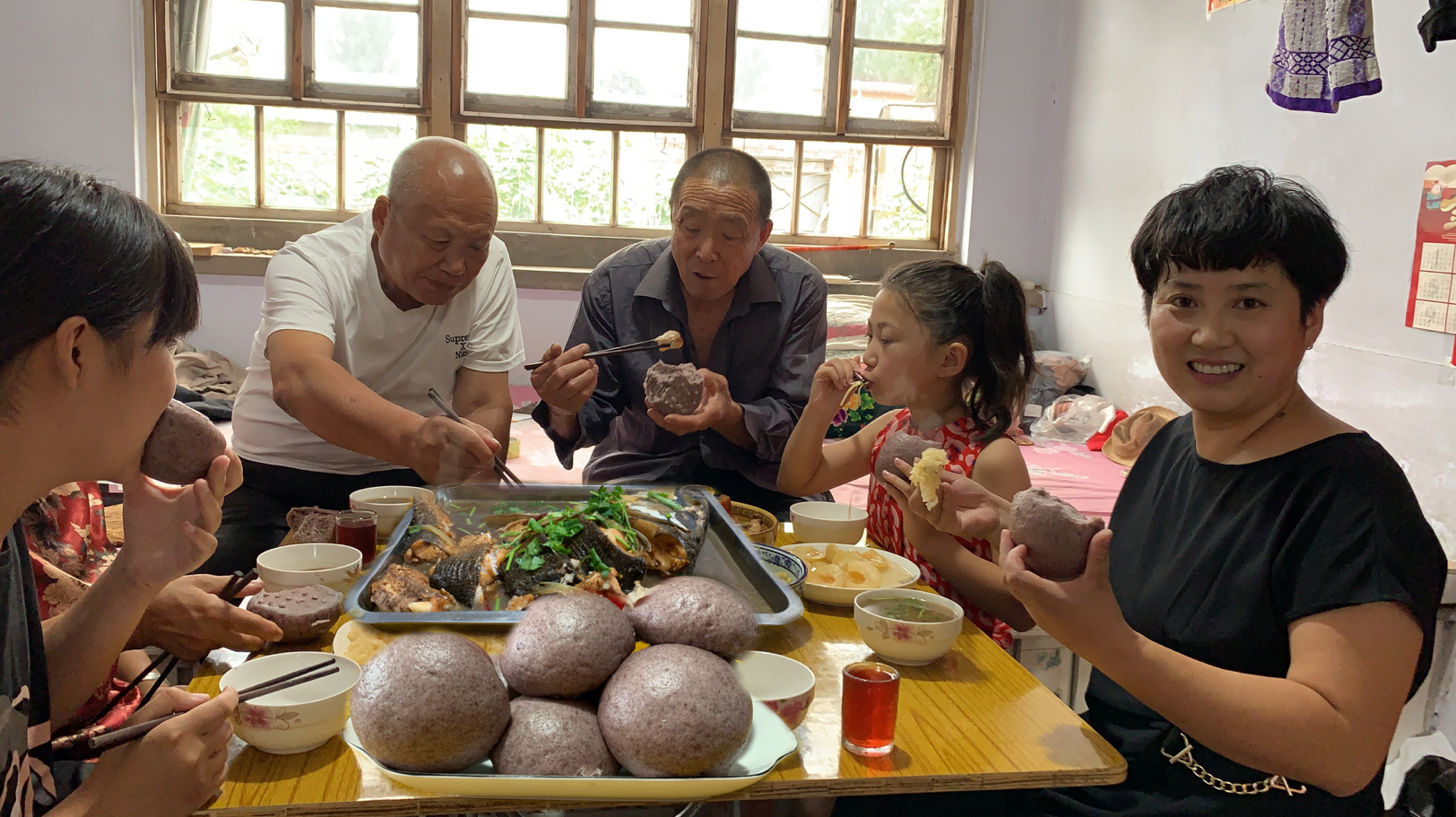 爸妈来家了,看闺女做了啥好吃的,边吃边聊天,好开心啊