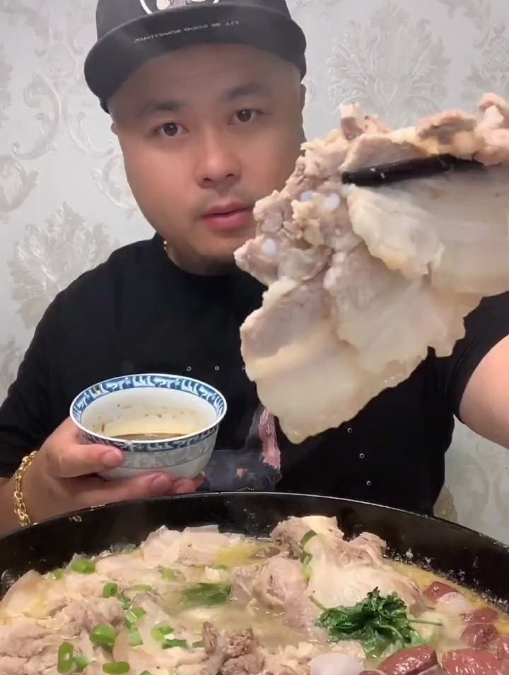 酸菜五花肉血肠是我们东北人最爱吃的东北菜之一!