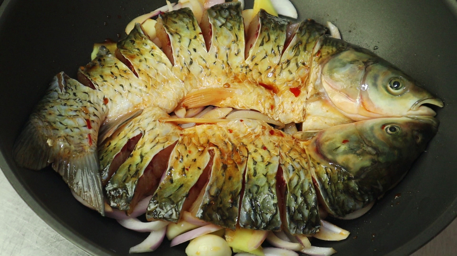 吃了30年草鱼,才知道这样做最好吃,不煮不炸不加水,3斤不够吃