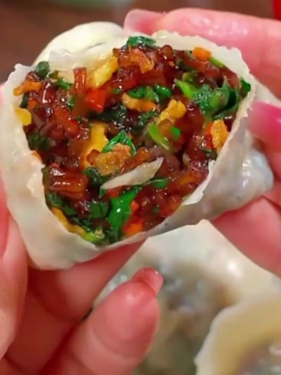 春天的菠菜又嫩又鲜,今天我做的菠菜鸡蛋粉条馅的饺子,鲜香味美