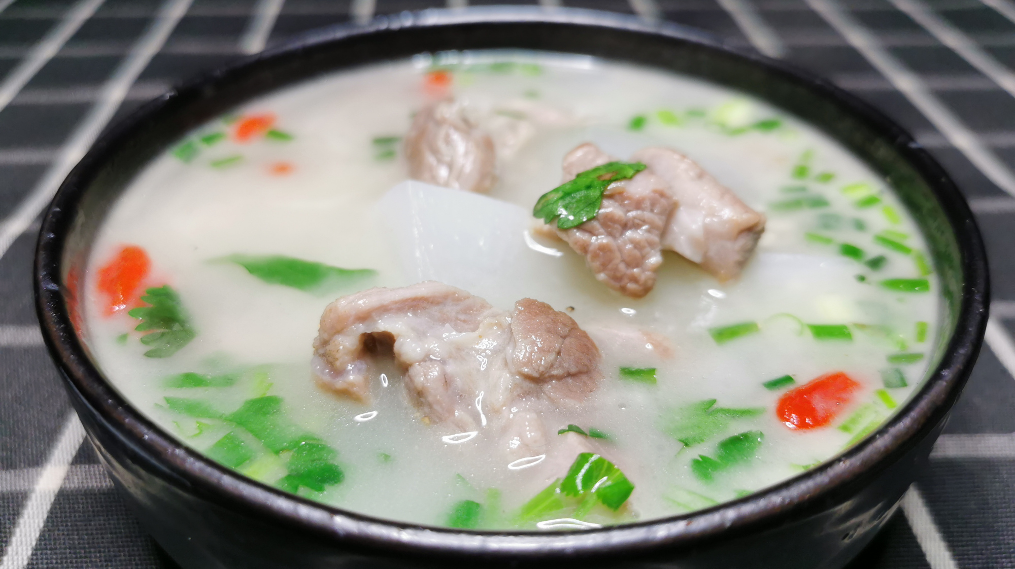 羊肉汤怎么才能熬出白汤,鱼加羊真正意义上的鲜,汤浓肉鲜无腥味