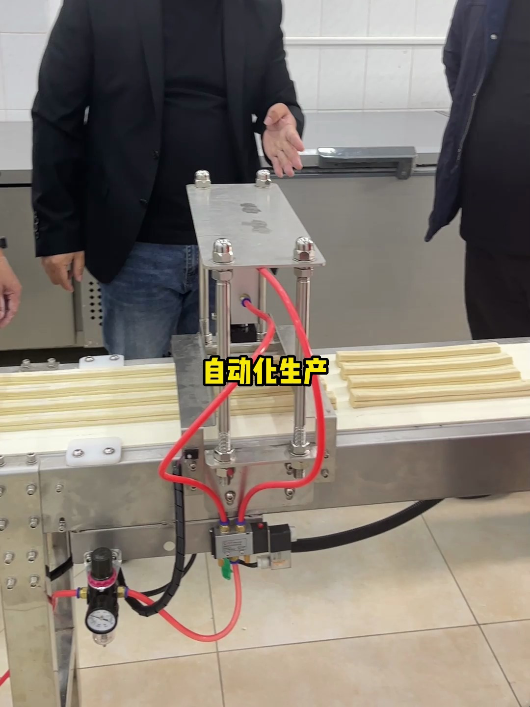 不要小瞧这台机器,饱和生产一小时能做3500根,小油条机里天花板