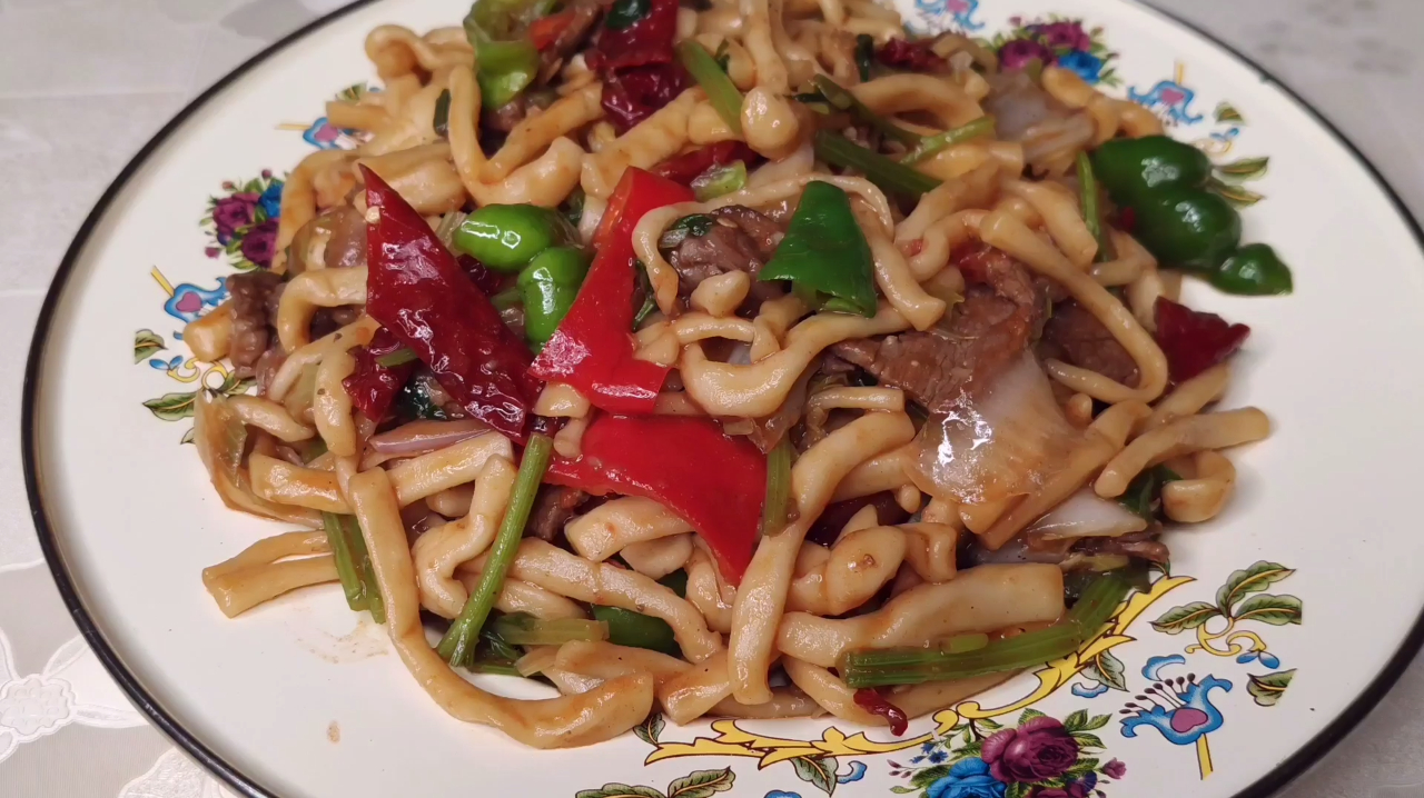 新疆面食代表之一,新疆二节子炒面,不一样的味道