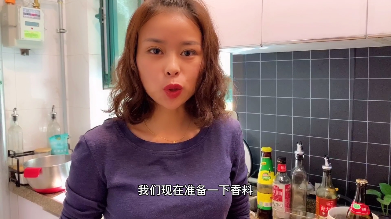 小高姐教你做家常酸菜烩排骨,酸菜脆嫩,排骨酥软醇香,超级好吃