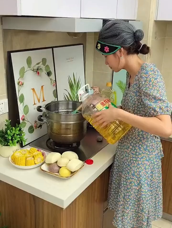 很多人不知道用蒸屉蒸东西时 需要垫上 蒸笼纸 一次性蒸笼纸