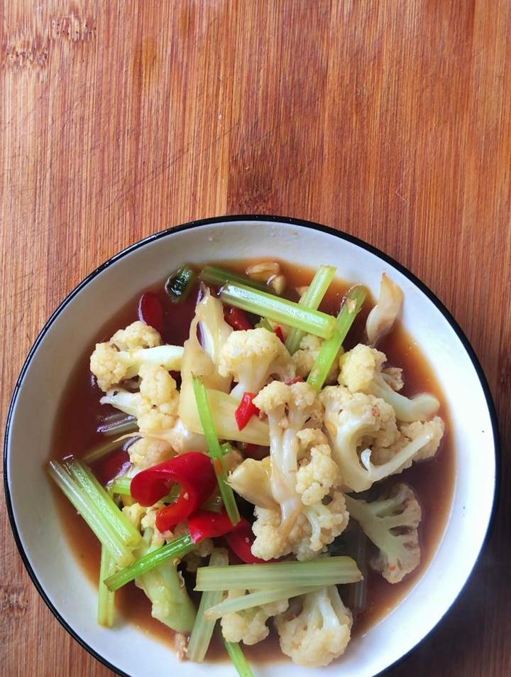 花菜怎么炒好吃家常做法,分享一道花菜炒芹菜