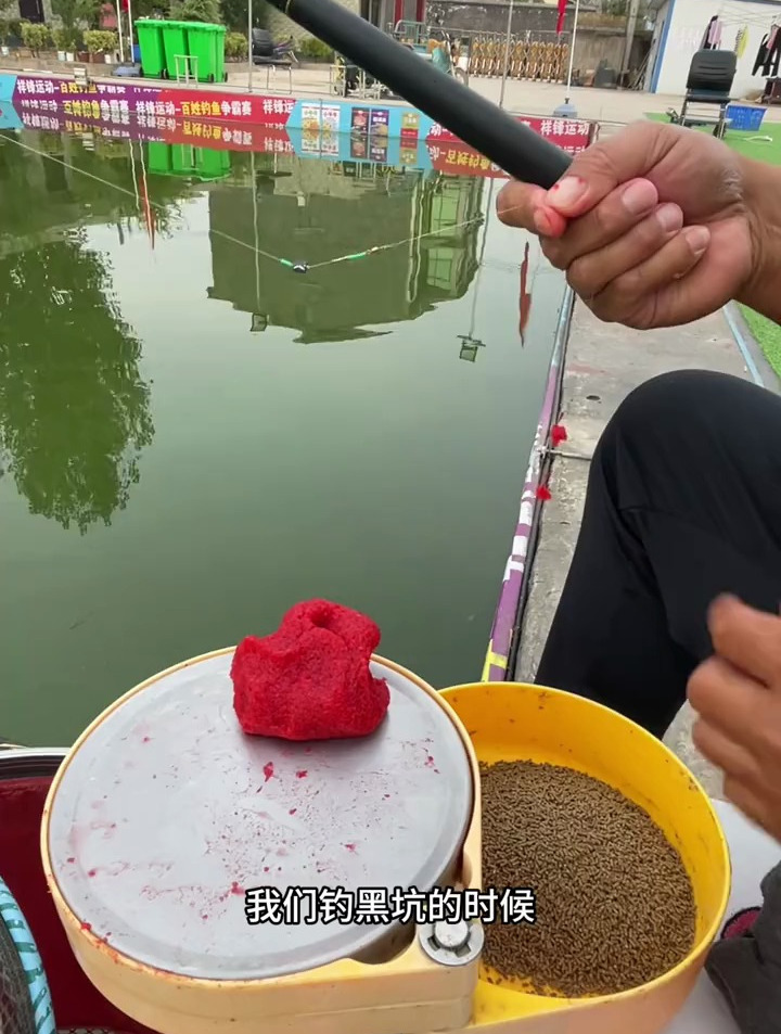 虾饵如何制作?老钓友现场手把手教学!