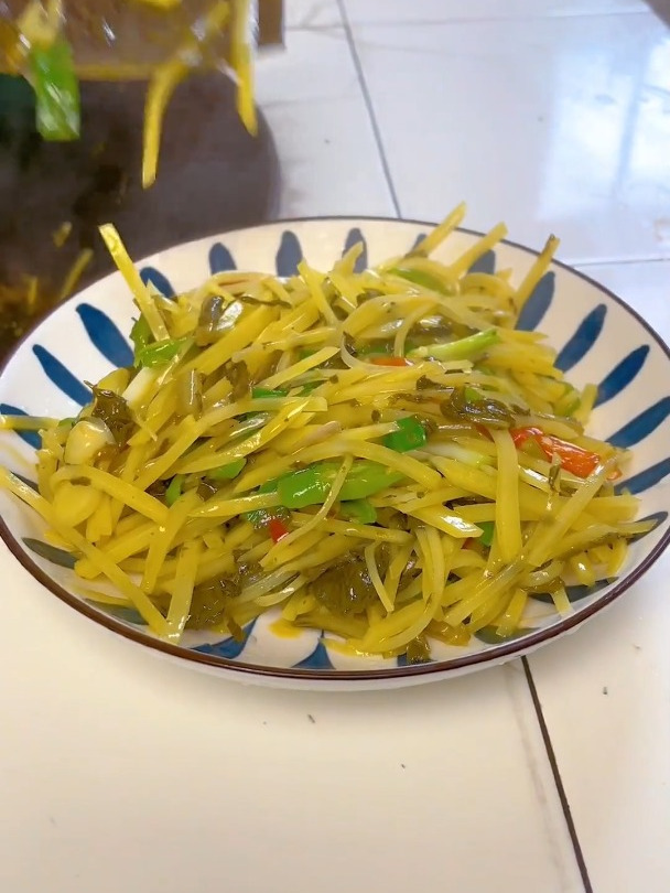 土豆是自家种的,配点浆水菜,再简单不过的家常小炒