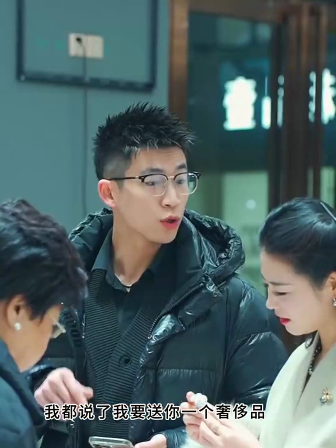 我在想,什么才叫奢侈品呢?是产品价值?还是它所谓的牌子?