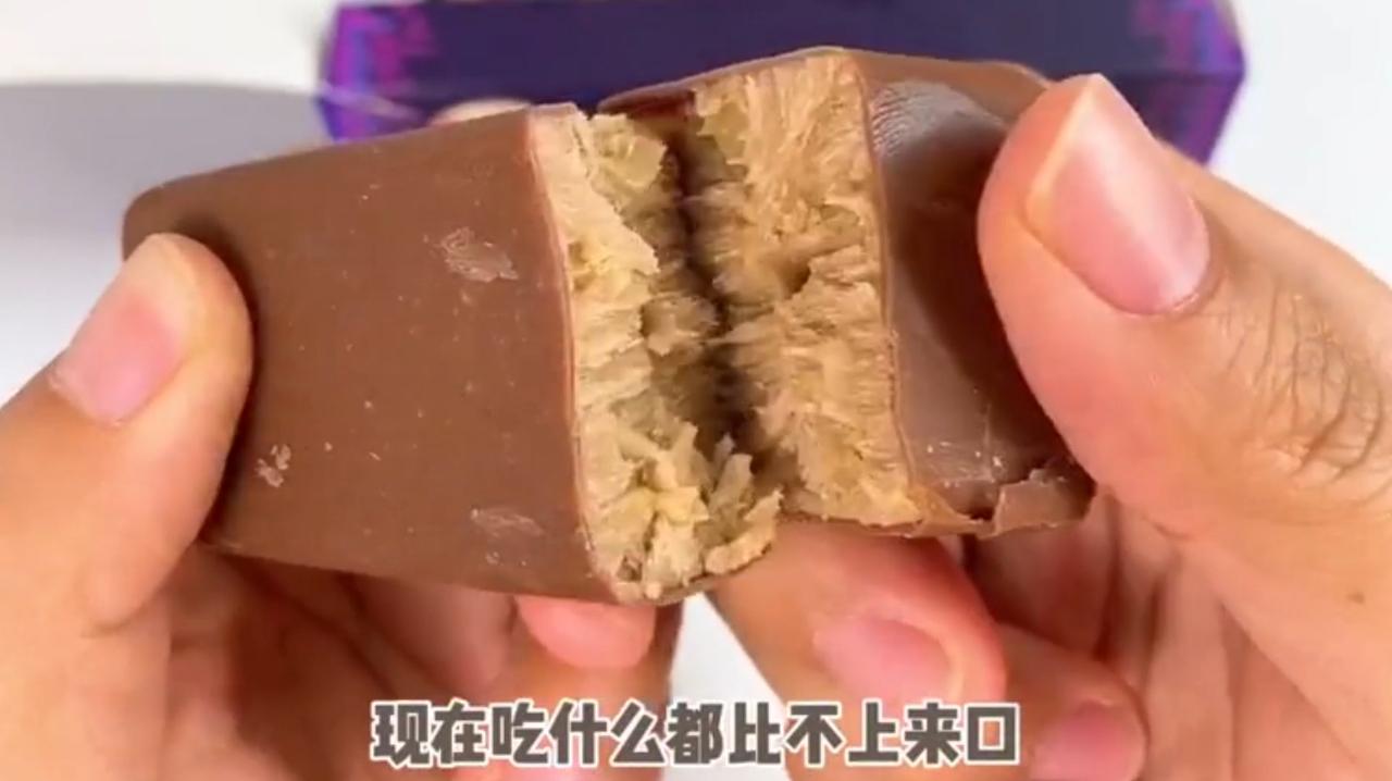 大热天吃紫皮糖冰淇淋,浓郁的巧克力糖浆,吃起来酥香丝滑