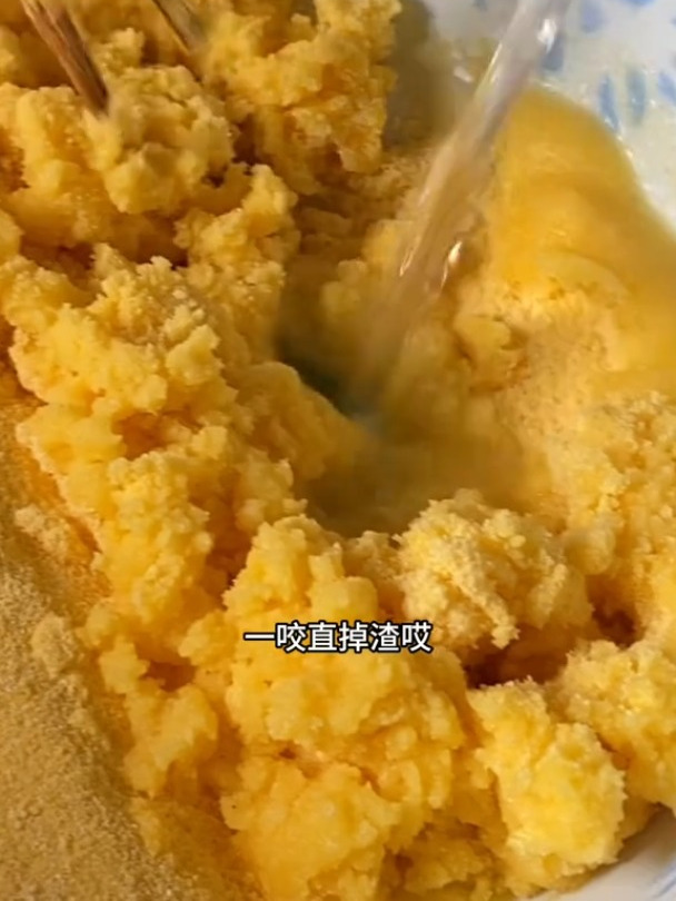 玉米面大饼子的老式做法嘎嘎好吃玉米面贴饼子的老式做法铁锅炖