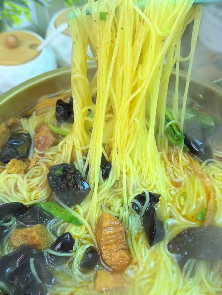 不用5分钟就能吃到,咖喱鸡丁米线!配料表贼干净!