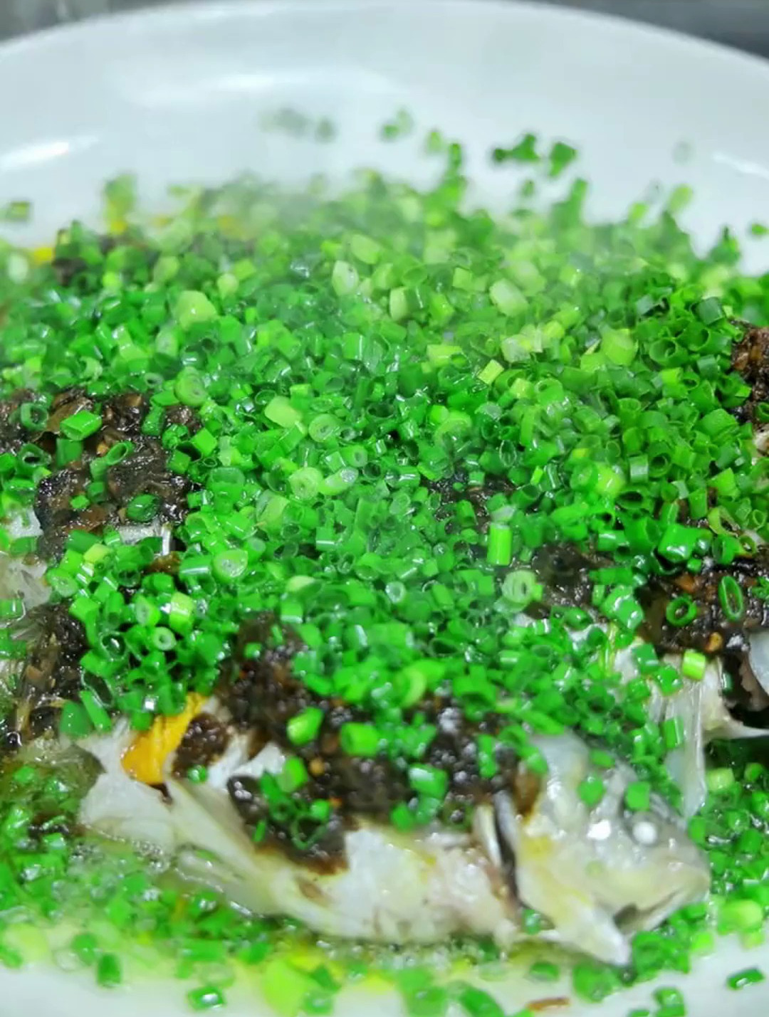 烧椒来做一道烧椒葱香鲫鱼,鱼肉细嫩,烧椒味浓,吃起还没得刺