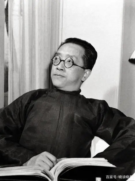 1949年胡适南渡,临行之前,他对学生说了一个吃面包的故事