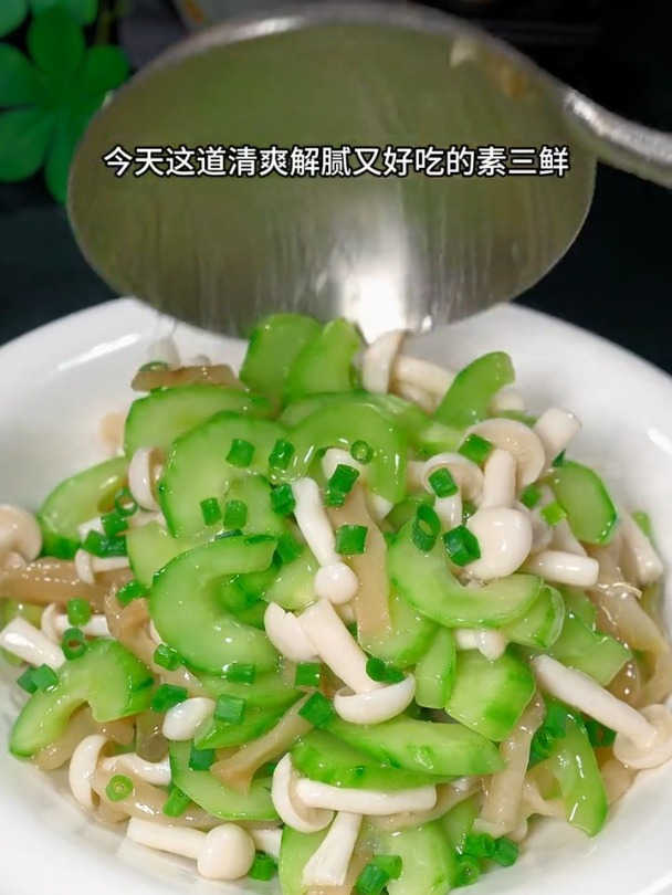 清脆可口的榨菜炒时蔬