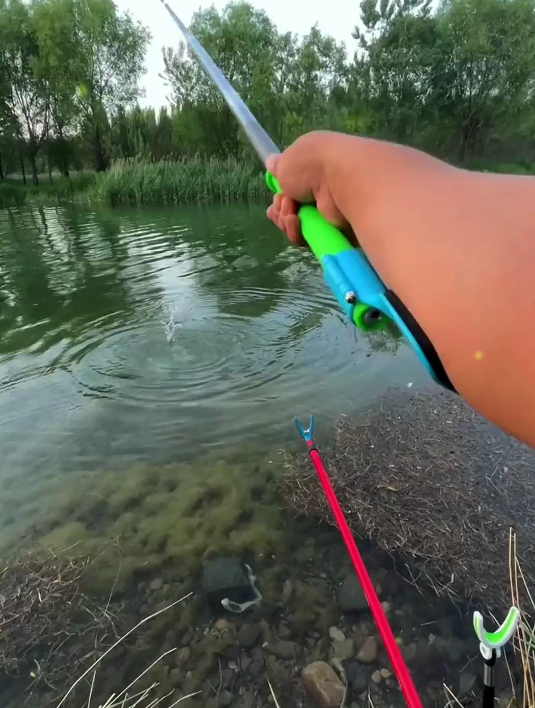 钓鱼单手提竿容易手滑,鱼竿上加个“托”,坐抛长竿不费力!