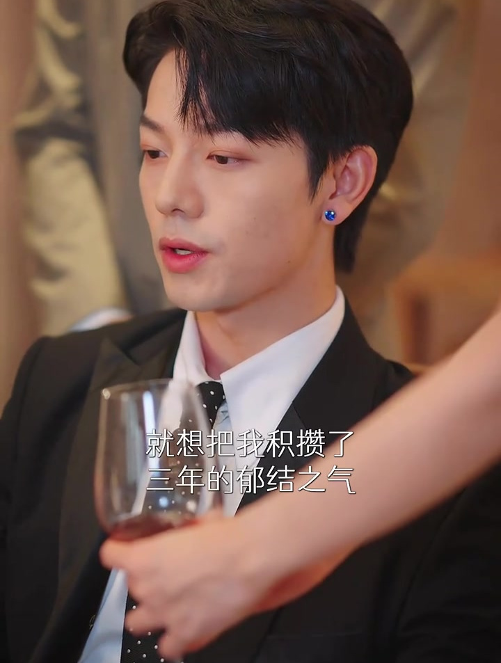 女人惊恐的发现,自己包养了3年的小鲜肉,竟是商圈太子爷