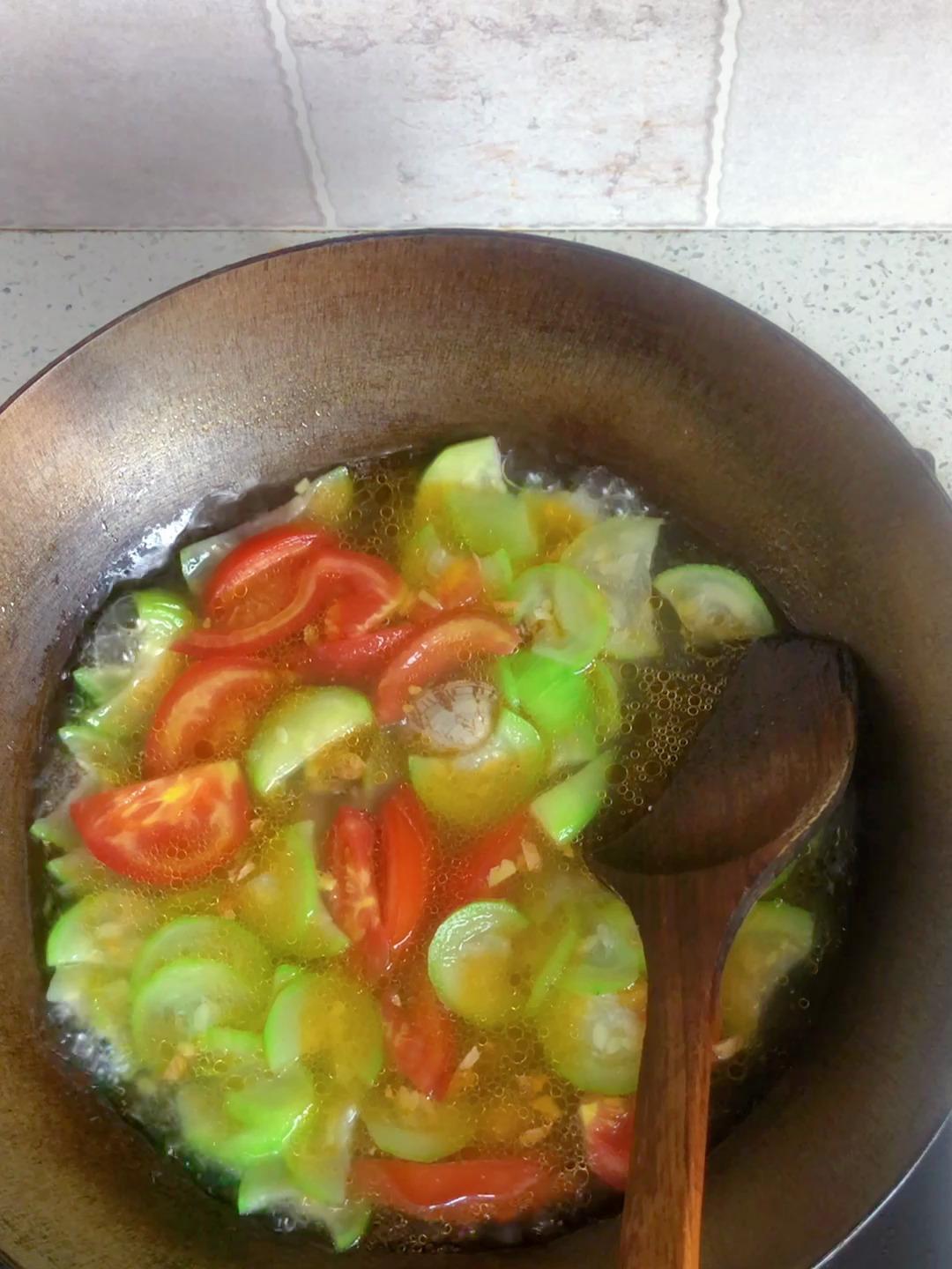 丝瓜的家常做法,分享一道丝瓜西红柿花甲汤